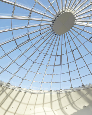 



Ein Mehr an Licht und Luft: Dank großzügiger „BA“-Verglasungssystemen und „Ventria 3“-Systemflügeln zur Belüftung können tierische Bewohner und menschliche Besucher das neue Elefantendomizil gleichermaßen genießen.
