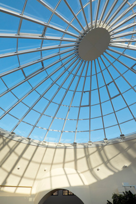Mammutprojekt Glaskuppel: Die Dachfläche von 664 m² Größe war ebenso Herausforderung wie die elliptische Form. - © JET-Gruppe
