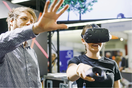 



In der vom Nürnberger Technologieunternehmen nous und der Messe entwickelten virtuellen Welt können Besucher die Möglichkeiten der virtuellen Realität kennenlernen.

