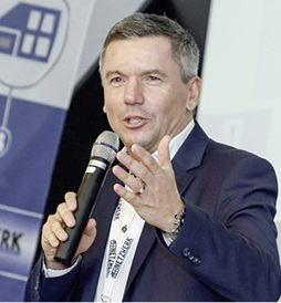 



Netzwerker Oliver Frey übernimmt die Moderation am Mittwochvormittag, dem ersten Forumstag. 
