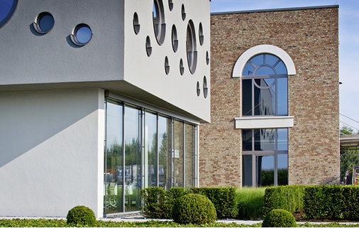 



 Ventana steht für gebogene Fenster und besondere Schiebeelemente. 
