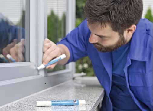 



Mithilfe des Exofol Profi-Lackstifts lassen sich die Schweißnähte an den Gehrungen farblich anpassen.
