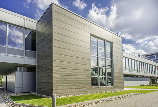 



Ein Pilotprojekt im Rahmen des Entwicklungsprojekts Fassade ist das renovierte Renolit Werksrestaurant am Standort Worms. Die Fassadenverkleidung des Treppenhauses trägt ein modernes Eichedekor, das Erdgeschoss erstrahlt in metallischem Silber.

