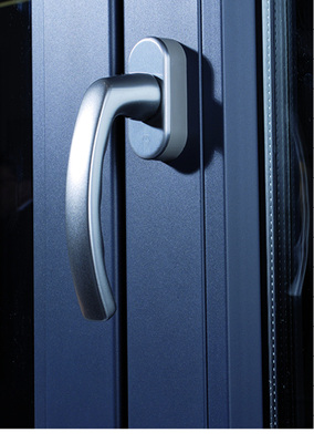 



Wie an diesem Fensterprofil nachvollziehbar, wirken die matten Oberflächen der skai Matt Line – hier in Anthrazitgrau – durch ihre verminderte Lichtreflexion hochwertig und edel.
