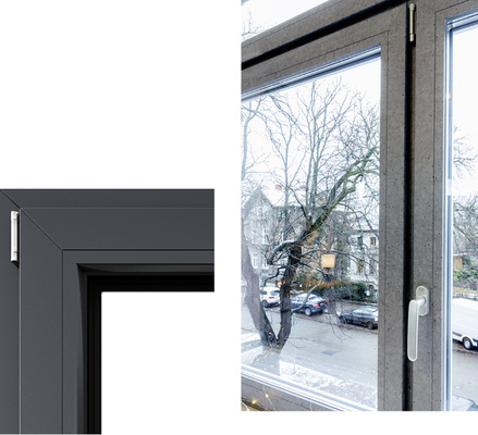 



Der raue, kühle Ton schafft in Verbindung mit Holz und Glas starke Kontraste. Daher bietet Oknoplast für seine Kunststofffenster und -türen jetzt auch zwei neue Farbfolien in Schwarz-Ultramatt sowie Betongrau an.
