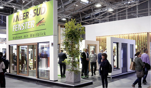 <p>
</p>

<p>
Kneer-Südfenster zeigt Flagge auf der Messe – mit einem vergrößerten Messestand und vielen Neuheiten im Bereich Fenster, Hebe-Schiebetüren, Fassaden und Haustüren „made in Germany“.
</p> - © Kneer

