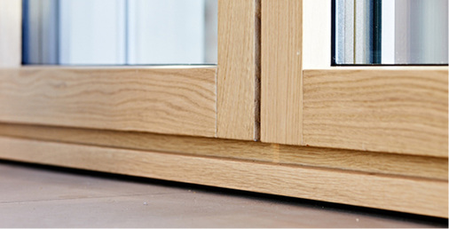 



Von innen ist das Fenster aus Holz. So hat es einen hochwertigen Look und ist dennoch pflegeleicht und funktionssicher.
