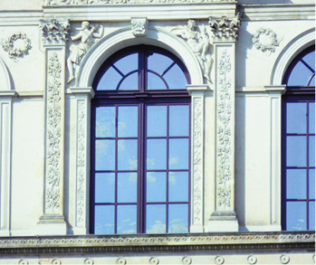 



Die Fenster verfügen über stark profilierte Kämpfer. Für die extra hierfur entwickelte glasteilende Sprosse besteht Musterschutz. 
