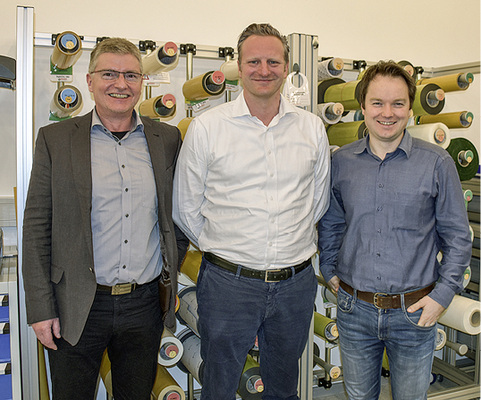 <p>
</p>

<p>
Bringen gemeinsam die Klebetechnik in der Fensterbranche nach vorne: Harald Krämer (Market Manager Building & Construction), Matthias Müller (Senior Market Manager Building) und Paul Kemmel (Projektingenieur / Anwendungstechnik).
</p> - © Foto: Daniel Mund / GLASWELT

