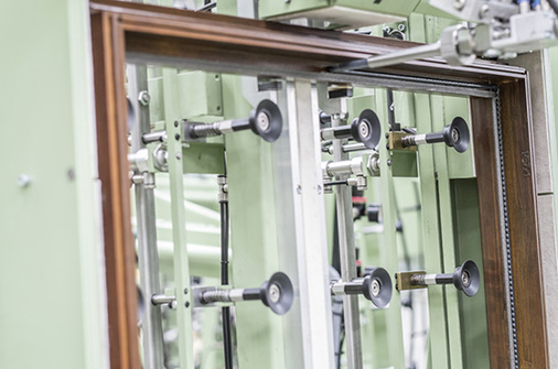 



Direct Glazing, das Kleben der Isolierglasscheibe in den Fensterrahmen, bestimmt die Zukunft des Fensterbaus, denn das Verfahren bietet viele Vorteile für Fensterbauer und deren Kunden.
