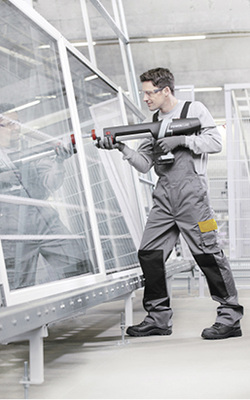 <p>
Sika präsentiert zur FENSTERBAU den neuen strukturellen Klebstoff Sikasil WT-66 für die professionelle, handwerkliche Fensterverklebung.
</p>

<p>
</p> - © Foto: Sika Deutschland

