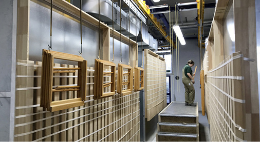 



An der neuen Schleifstation können über die Nutzung von Podesten auch die oberen Bereiche der Werkstücke bequem erreicht werden.
