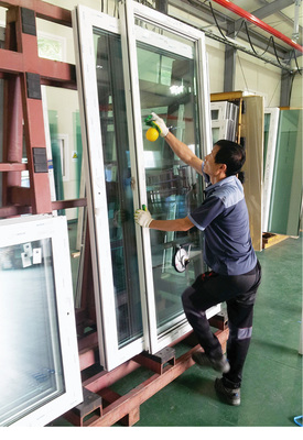 



Das Besprühen mit destilliertem Wasser bewirkt eine vorübergehende Herabsetzung der Anfangsklebrigkeit des Bandes. Sind die Glasanschlagleisten befestigt, kann der Werker ohne Rücksichtnahme auf Trockenzeiten sofort weiterarbeiten. 
