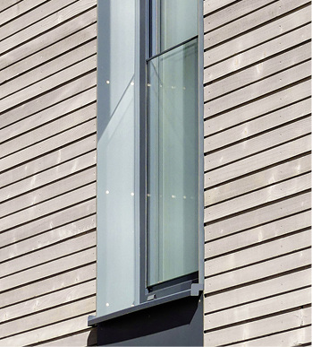 



Bei der absturzsichernden Verglasung FrontProtect erfolgt eine unsichtbare Befestigung, die gleichzeitig auch den Verzicht von zusätzlichen sicherheitsrelevanten Konstruktionen ermöglicht.
