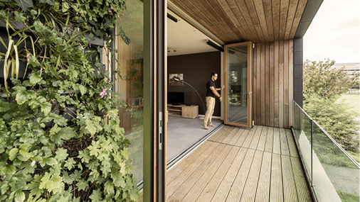 



Die neue Glas-Faltwand aus Holz von Solarlux punkte durch ihre einzigartige Oberflächenbehandlung in Möbelqualität.
