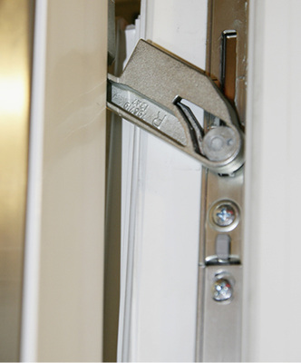 



Mit der „TiltSafe“-Technik lässt sich auch bei Fenstern in Kippstellung eine Einbruchhemmung gemäß RC 2 erzielen. 
