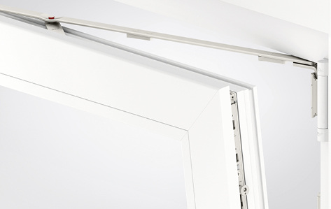 



Zum neuen Drehkipp-Beschlagsystem gehört die Bandseite P für Kunststofffenster mit 130 kg bzw. 150 kg Flügelgewicht. Ein Element: Der aus Axerarm und -stulp bestehende Axer verfügt über eine integrierte Spaltlüftung. 
