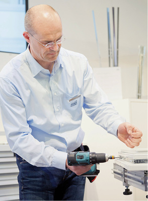 
Für die Nachrüstung von Fenstern aus Kunststoff und Holz gemäß DIN 18104 Teil 2 bietet Winkhaus das vielseitige Nachrüstkonzept von activPilot an. 



