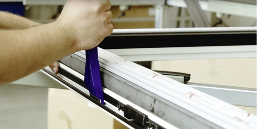 



Mit dem handlichen Montagehebel von Winkhaus aluPilot werden die Beschlagteile einfach und schnell eingesetzt. 
