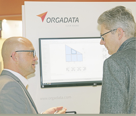 



An mehreren Bedienplätzen und auf einer Bühne stellen Orgadatas Mitarbeiter die Software-Highlights für die Branche vor. 
