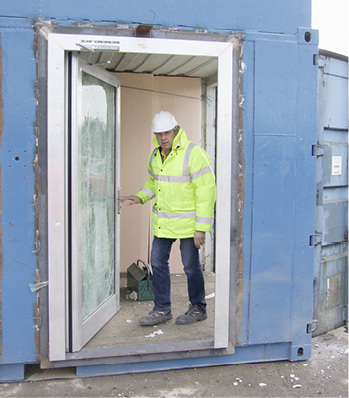 



Auch nach der Explosion von 100 kg TNT funktionieren die Bänder von Dr. Hahn offensichtlich problemlos.
