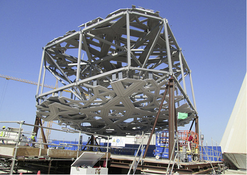 



Aus der Fläche in die dritte Dimension. Hier ein Teilelement der großen Kuppel. Die Konstruktion besteht aus acht Ebenen versetzter Stahl- und Aluminium-Module. 
