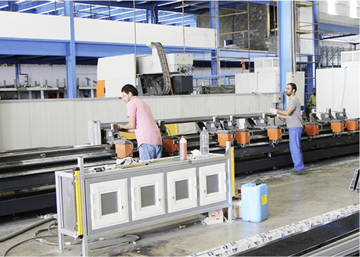 



Zwei baugleiche elumatec-Stabbearbeitungszentren des Typs SBZ 151 Flexium+ wurden bei White Aluminium in Abu Dhabi aufgestellt.
