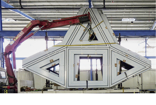 



Die Kuppel mit ihrem Durchmesser von 180 m besteht aus acht Schichten von Stahl-Ornamenten, die zusammen ein sternförmiges Gitter bilden.
