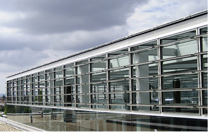 



Alle Fieger Lamellenfenster sind mit manuellem, elektrischem oder pneumatischem Antrieb erhältlich und können in der Profilierung objektspezifisch angepasst werden.
