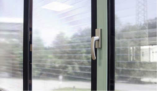 



Größere Glasformate und optimierte Rollo-Optik sind nach Auskunft des Herstellers die Alleinstellungsmerkmale von ISO-Roll. Gleichzeitig lassen sich damit die Vorgaben der Arbeitsstättenverordnung (BMAS) und der EU-Richtlinien für Bildschirmarbeitsplätze erfüllen.
