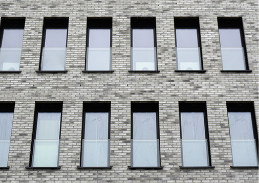 



Trotz filigranem Aufbau lassen sich mit dem absturzsichernden Geländersystem BiSided selbst große Spannweiten von bis zu 4000 mm umsetzen. 
