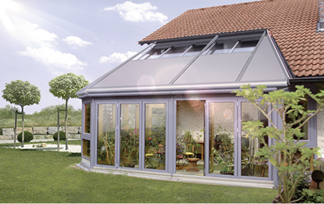 



Damit einem ansprechenden, modernen Design nichts im Weg steht, ermöglichen die abgestimmten Blenden der Dreiecksverschattung D3 eine einheitliche Gestaltung.
