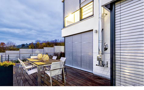 
Die CDL Raffstoren sollen vor allem nachts bei hell beleuchteten Innenräumen und seitlichem Blickwinkel vor neugierigen Blicken schützen.



