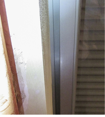 



Farbnuancen bei blau folierten Kunststofffensterprofilen – nur bei spezieller künst-licher Beleuchtung erkennbar
