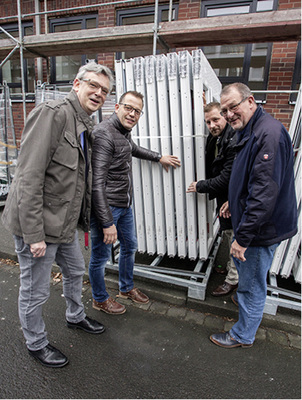 



Die Akteure begutachten die neuen Profile – Recyclingprofile aus dem Hause Profine (v. l.) Andreas Arnold, Pressesprecher Rewindo GmbH; Frank Alefelder, Geschäftsführer Rolf Fensterbau GmbH; Jörg Schiffner, Einkauf Dekura GmbH und Thomas Korp, Geschäftsführer Keystone T-Park Verwaltung GmbH

