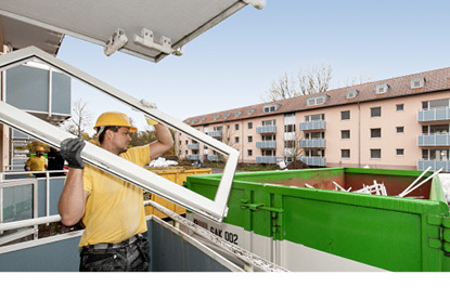 



Die alten Bauelemente werden in Containern gesammelt und dann per Lkw in die Recyclinganlage der Dekura GmbH nach Höxter gebracht.
