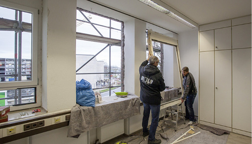 <p>
</p>

<p>
Die neuen Fenster stehen schon bereit und werden unmittelbar nach Ausbau der alten Fenster sach- und fachgerecht eingesetzt.
</p> - © Foto: Rainer Hardtke

