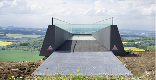 



Zum Ende des Stegs hin verjüngen sich die seitlichen Brüstungen, der Boden wirkt immer transparenter, kurz: Der Blick öffnet sich zunehmend in alle Richtungen, auch nach unten.
