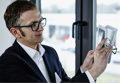 
Hermann Dehner, Produktmanager bei arcon, zeigt den Anisotropie-Effekt in Glas.



