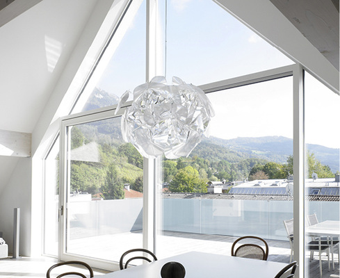 



Hellere Gläser liegen im Trend: Eine neue Generation von Wärmeschutzgläsern lässt mehr Tageslicht herein.
