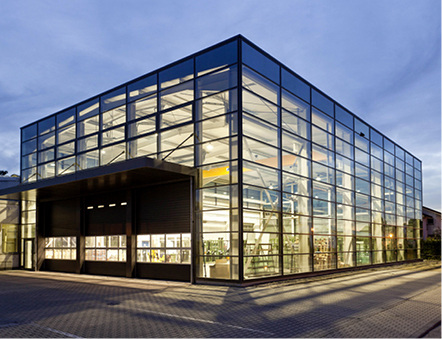 



Ein Blick auf die gläserne Versandhalle der Glas Herzog GmbH im badischen Waghäusel.
