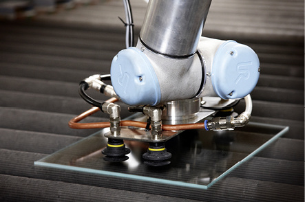 
Mithilfe einer pneumatischen Saugapplikation nimmt der UR5-Roboter Flachglas auf und bestückt präzise und effizient einen Glashärtungsofen.




