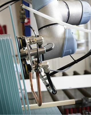 <p>
Trotz enger Abstände kann der Roboterarm die Scheiben sauber und gleichmäßig stapeln.
</p>

<p>
</p> - © Foto: Universal Robots

