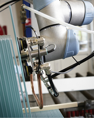 
Trotz enger Abstände kann der Roboterarm die Scheiben sauber und gleichmäßig stapeln.



