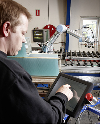 



Die Roboterarme lassen sich auch ohne Programmiererfahrung von den Mitarbeitern bedienen.
