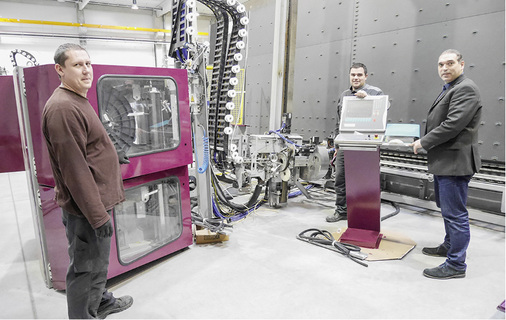 



Die Anlagenspezialisten prüfen eine im Werk überarbeitete ISO-Linie vor der Auslieferung auf „Herz und Nieren“.
