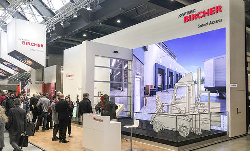 



Weg von der harten technischen Produktvorstellung hin zu visuellen Welten, die Funktionalitäten erlebbar machen, zeigten sich als neue Wege der Darstellung.
