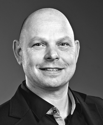 Marco Streck, Co-Geschäftsführer von SLS: “Die offene Zellstruktur des Gefüges unserer neuen Kunststoffprofile für das Passivhausfenster von Pazen ist Resultat der gezielten thermischen Aktivierung eines Treibmittels im Rohmaterial während des Aufschäumens. Dabei ist die Charakteristik des Treibverhaltens ein bestimmender Faktor für die Auslegung der eingesetzten Extrusionswerkzeuge."