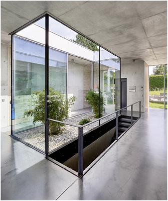 



Auch der Lichthof wurde mit cero realisiert. Die Verglasung setzt einen Kontrast zum Sichtbeton.
