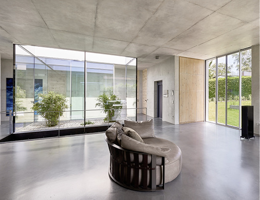 



Der Wohnraum verbindet sich gleichermaßen mit dem Lichthof sowie dem Garten.
